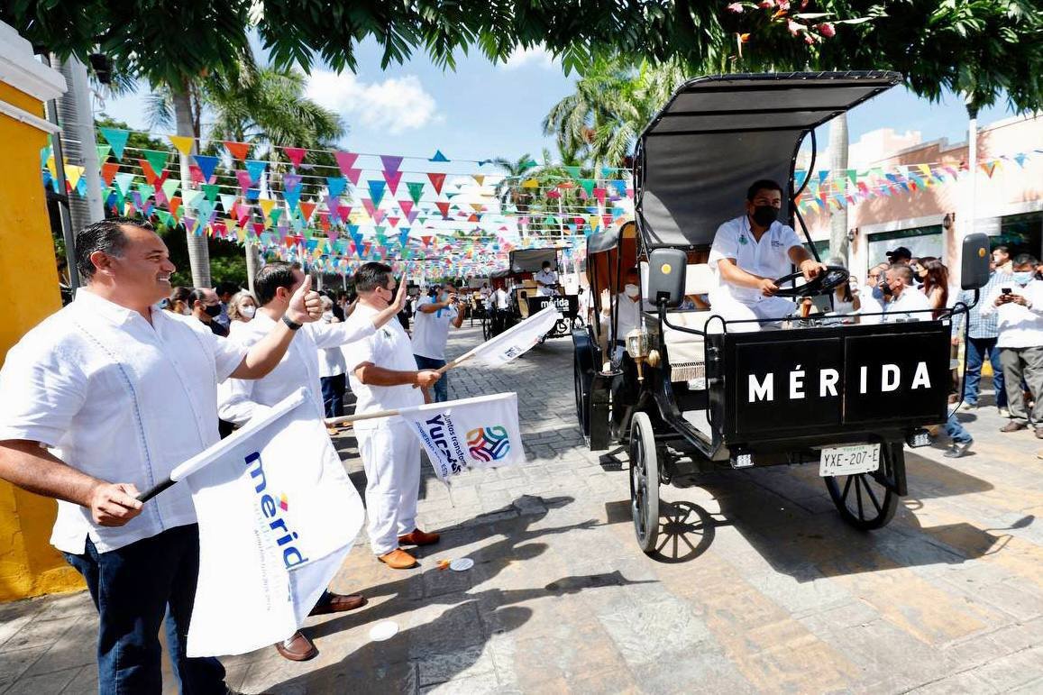 Mauricio Vila y Renán Barrera, presentaron las calesas eléctricas