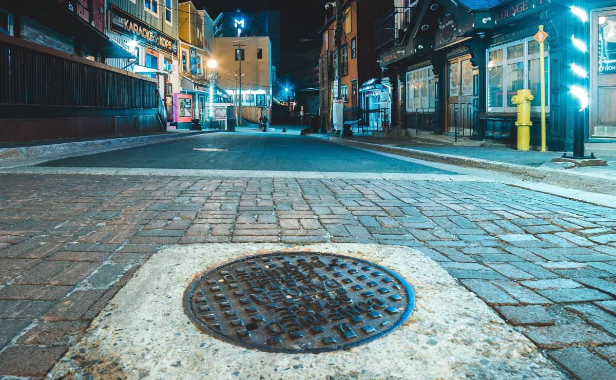 Hallan a niño vivo en una coladera; llevaba ocho días en el sistema de alcantarillado