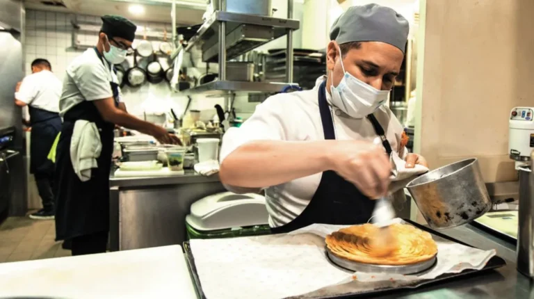 trabajadores_restaurante_gm.jpg_328101988