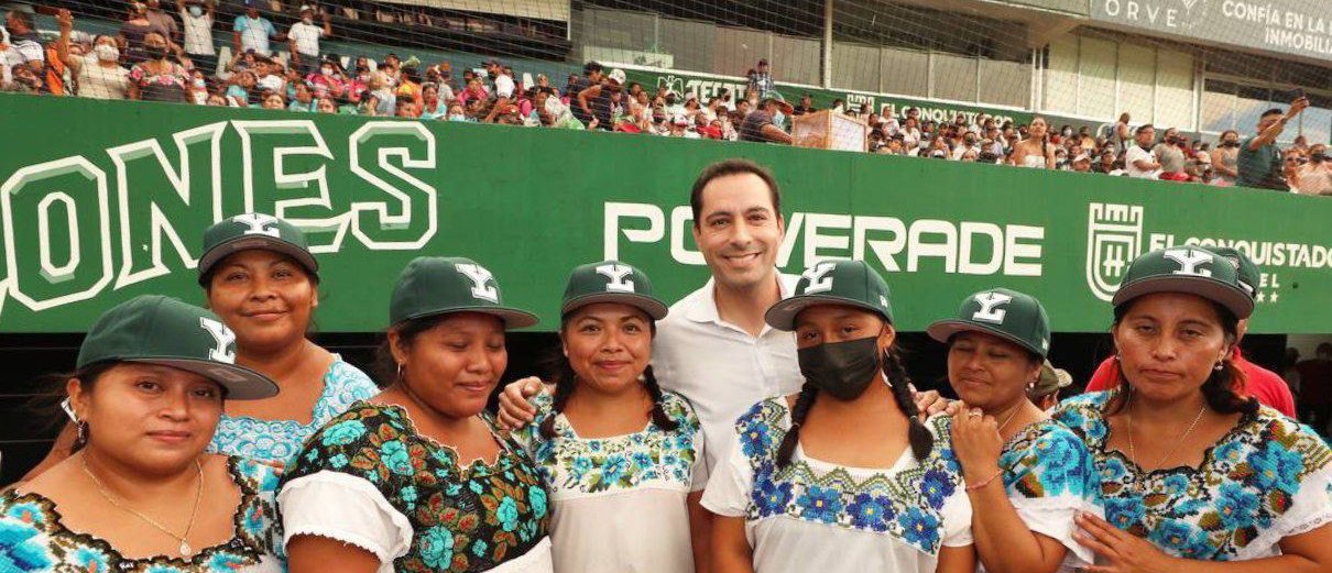 Vila se apunta un ‘home run’ con la afición del Kukulcán durante el Partido del Cambio