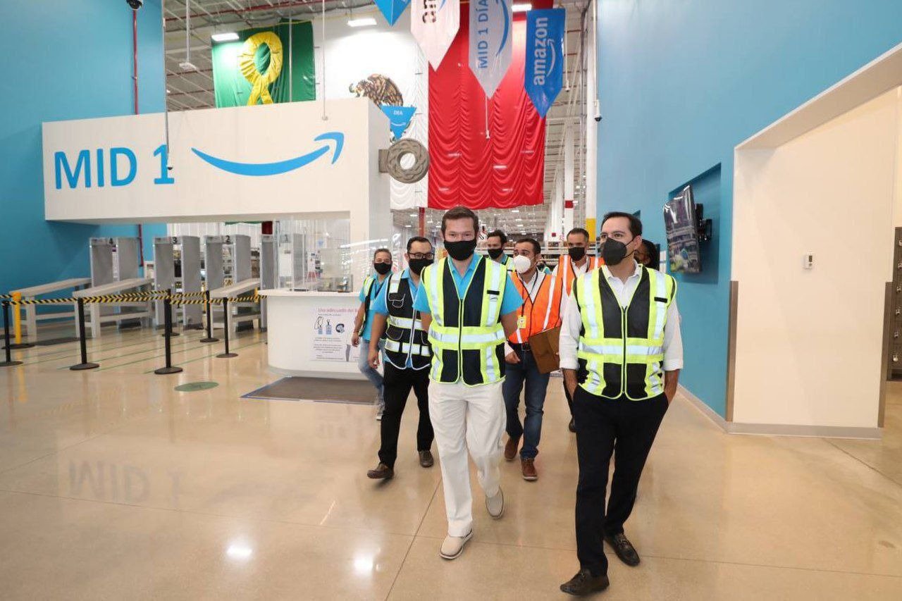 Supervisa Mauricio Vila el nuevo centro logístico de Amazon en Yucatán