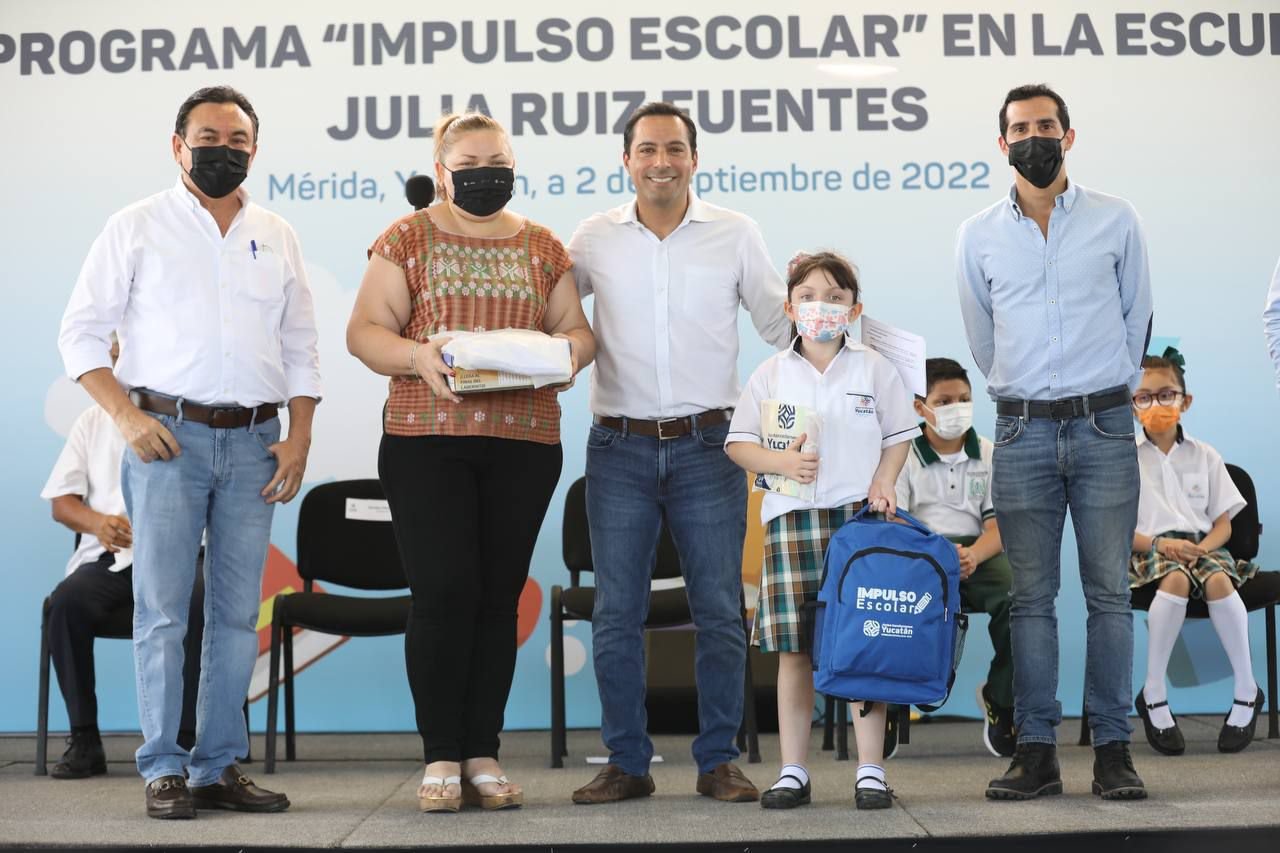 Mauricio Vila entrega de uniformes y paquetes escolares de Impulso Escolar
