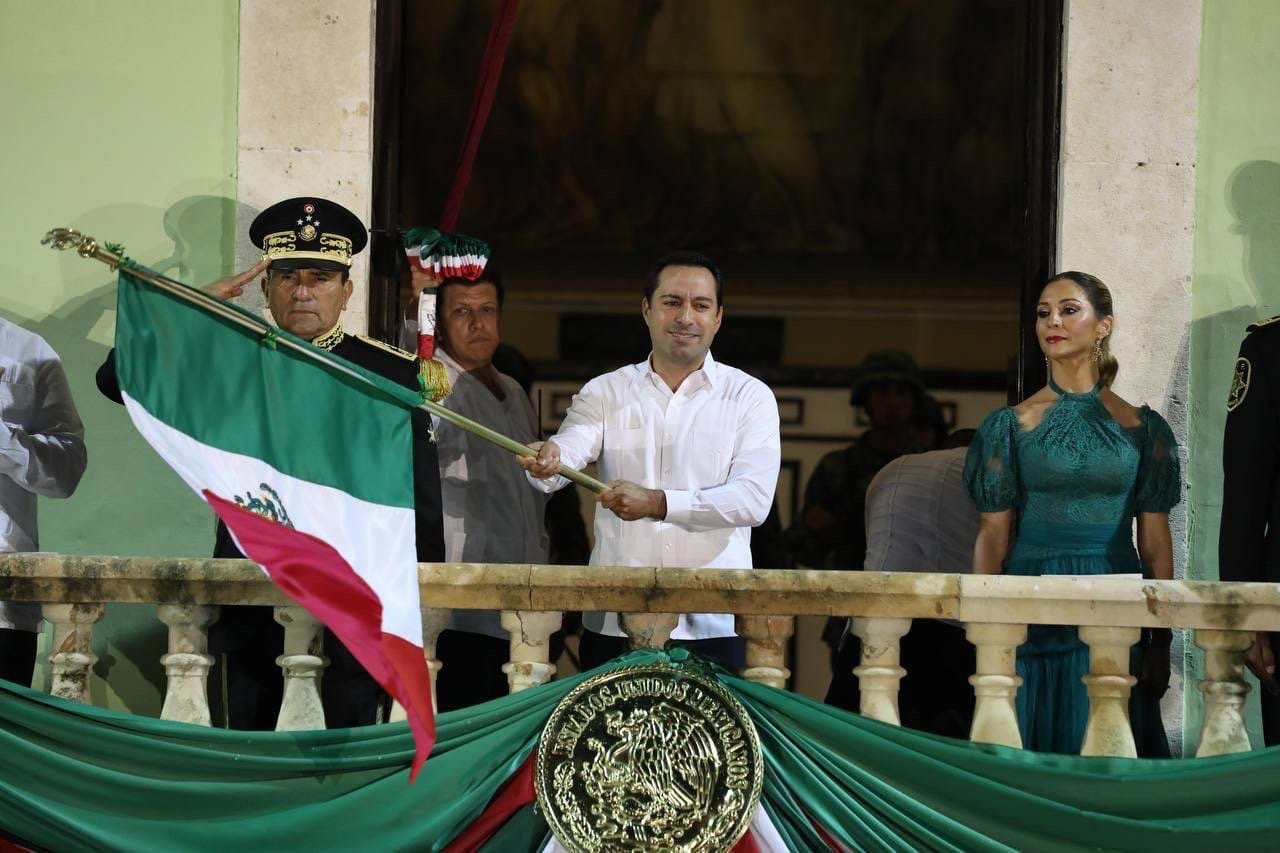 Miles de personas con el Gobernador Mauricio Vila en la ceremonia del Grito