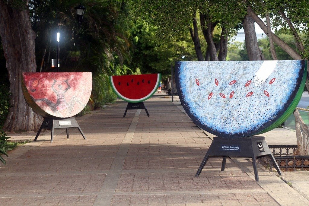 Diez esculturas de sandías, llenan de arte el Paseo de Montejo 