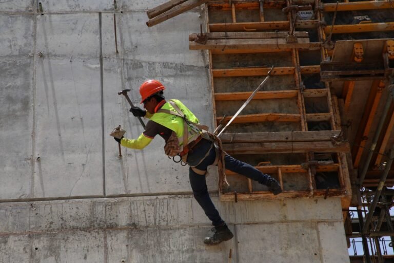Trabajadores realizan acomodo y armado de las vías férreas en el Tramo 3 del Tren Maya, en el los municipios de Calkiní-Izamala y Chocholá.