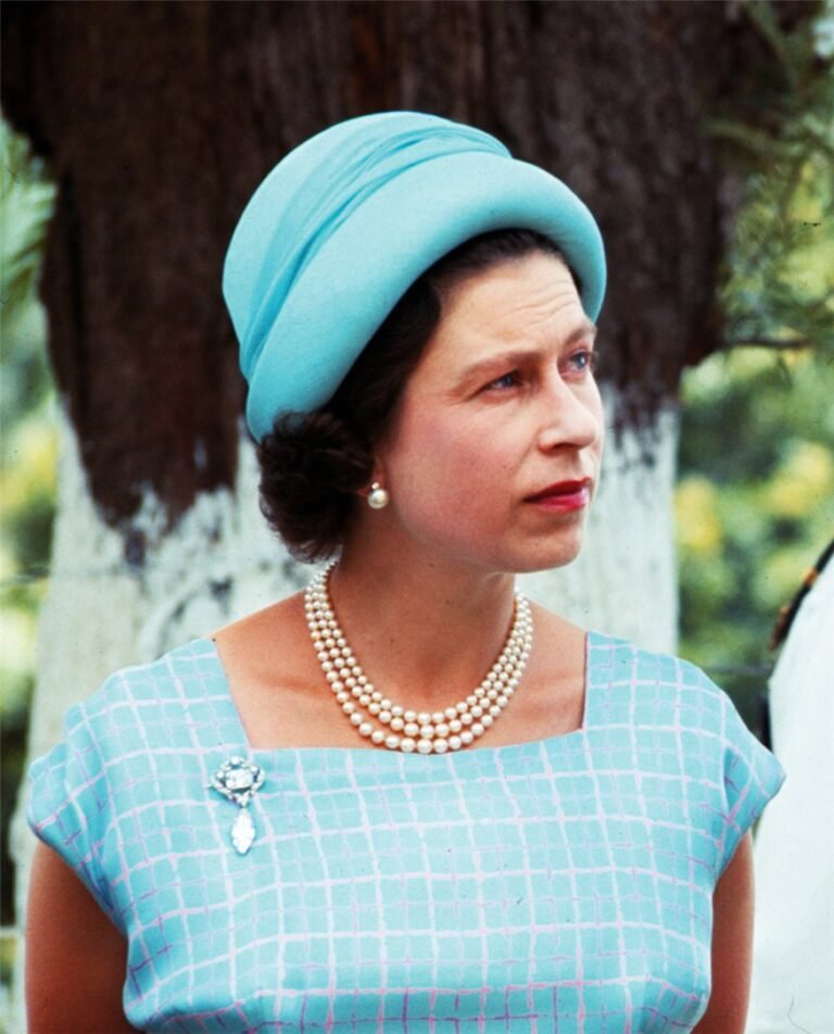 gtres-a00064147-019_875x1085_49225ba0