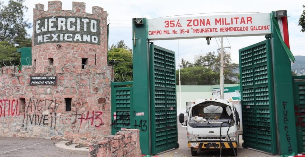 Normalistas de Ayotzinapa lanzan explosivos contra cuartel militar en Guerrero