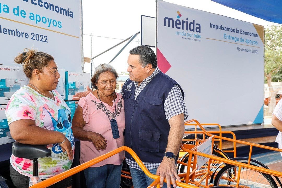 El alcalde Renán Barrera entrega apoyos para impulsar la economía de ...