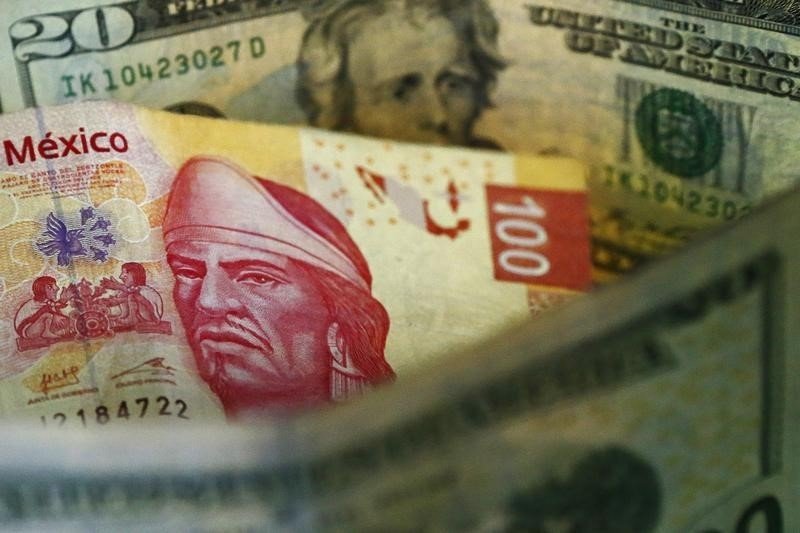 Peso inicia con una marginal pérdida la primera jornada de 2023