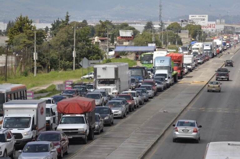 TOLUCA, ESTADO DE MÉXICO,23AGOSTO2018.- Por más de 6 horas vecinos de la colonia Guadalupe Totoltepec bloquearon la carretera federal Toluca-Naucalpan, una de sus principales demandas es la falta de agua potable, de la cual carecen desde hace 14 años, las autoridades municipales en todo este tiempo no les han echo caso. FOTO: ARTEMIO GUERRA BAZ /CUARTOSCURO.COM