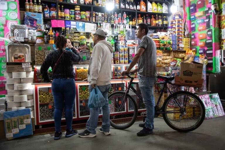 Personas acuden a una de las tiendas que ofrece semillas y frutos secos en la Central de Abastos.
