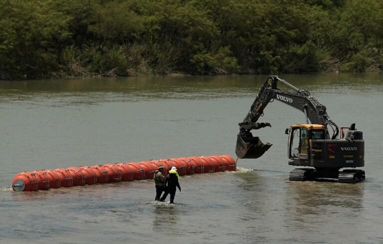 autoridades-texas-colocando-boyas-puas