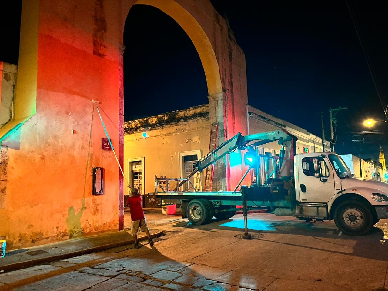 El Ayuntamiento da mantenimiento a los emblemáticos arcos del centro de la ciudad