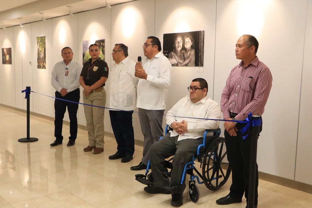 Inaugura CODHEY exposición fotográfica en el Aeropuerto de Mérida