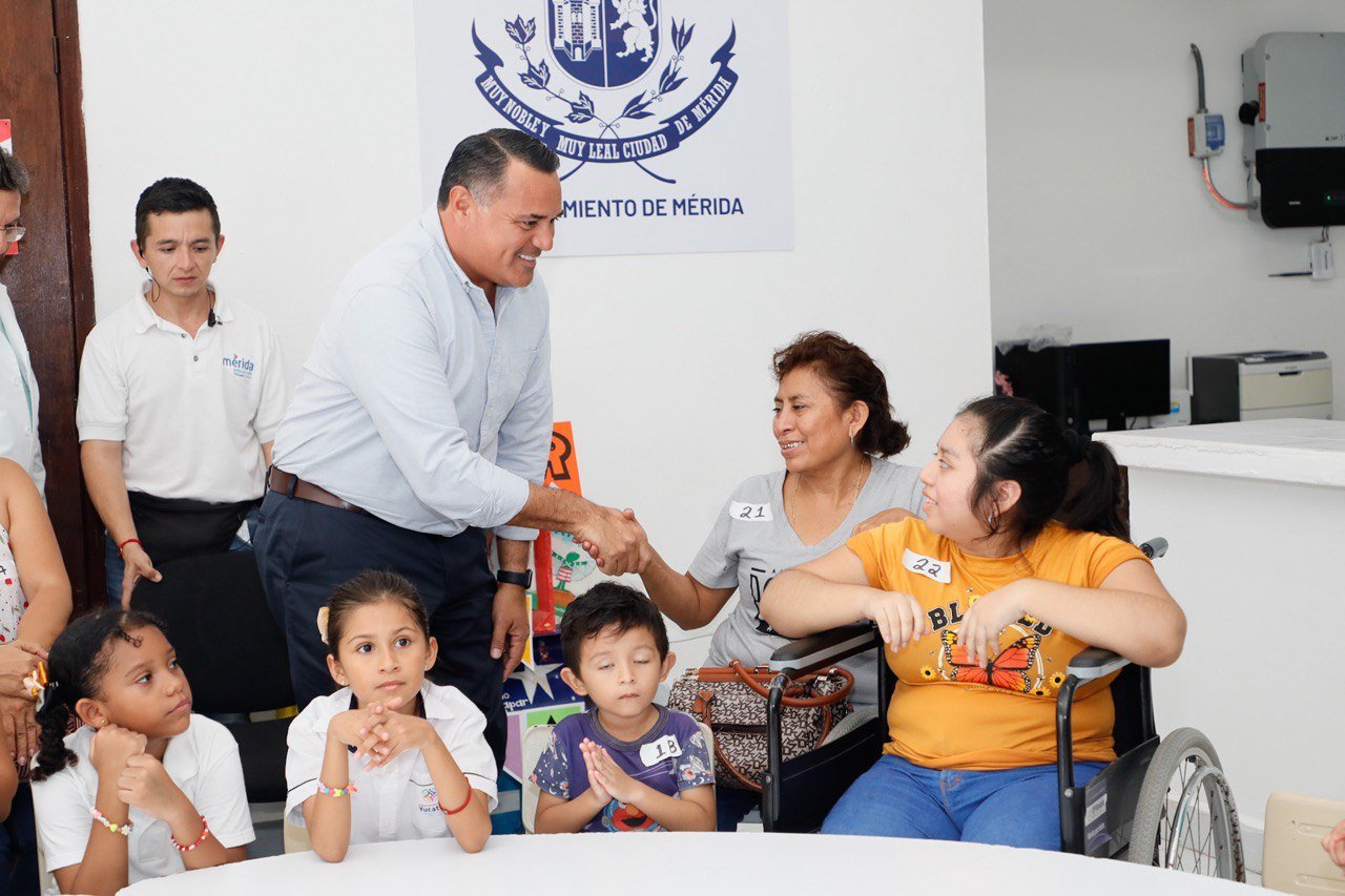 Renán Barrera prioriza atención de salud mental de familias meridanas