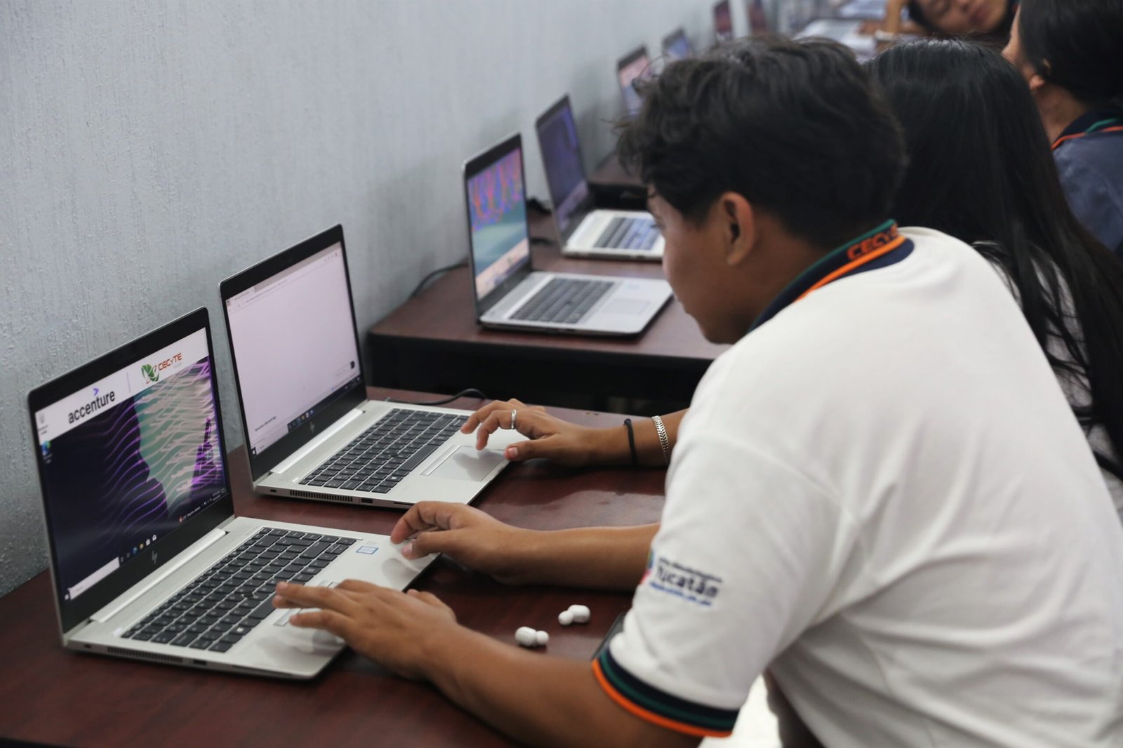 Donan computadoras en apoyo a estudiantes del CECyTEY