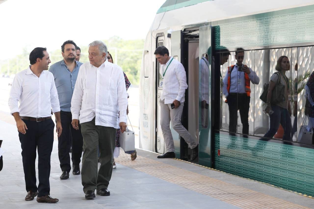 Vila y AMLO supervisan recorrido ferroviario en Valladolid