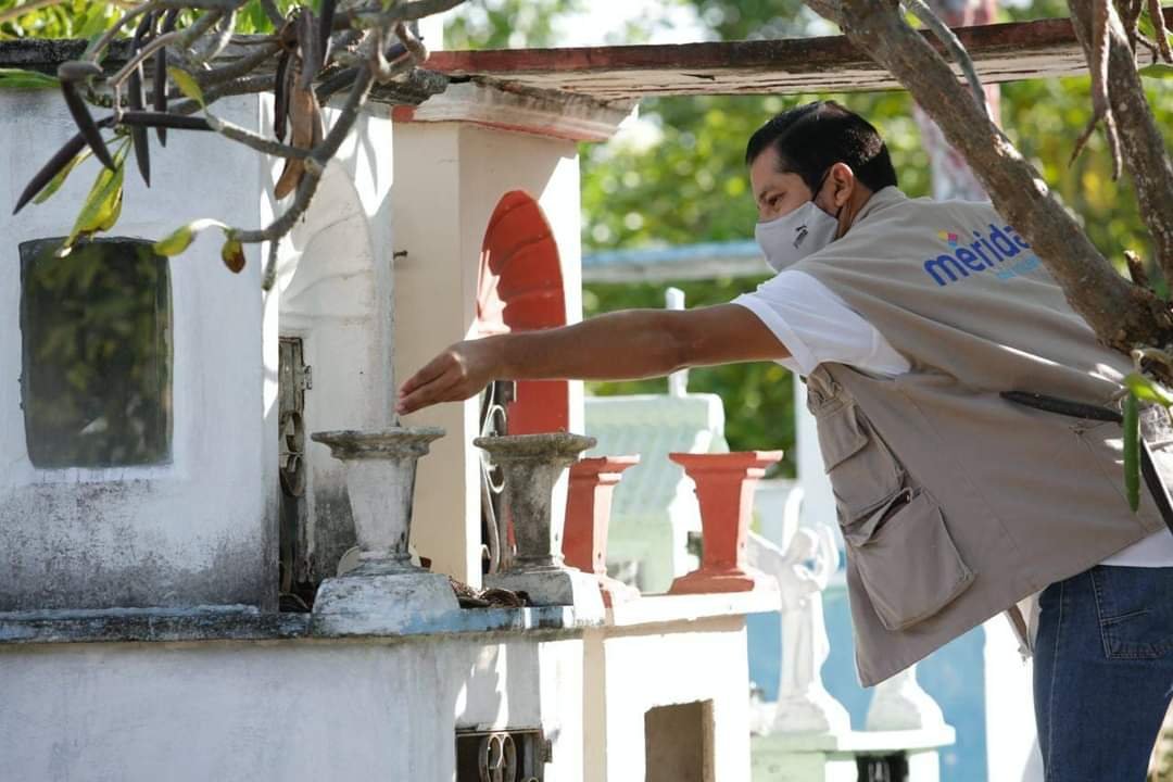 Avanzan preparativos en panteones para la celebración de finados 