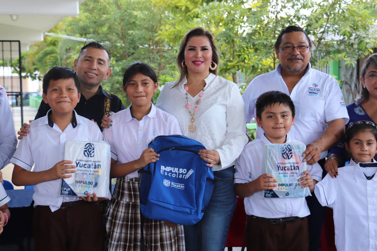 Estudiantes de Valladolid reciben paquetes de útiles escolares de Impulso Escolar