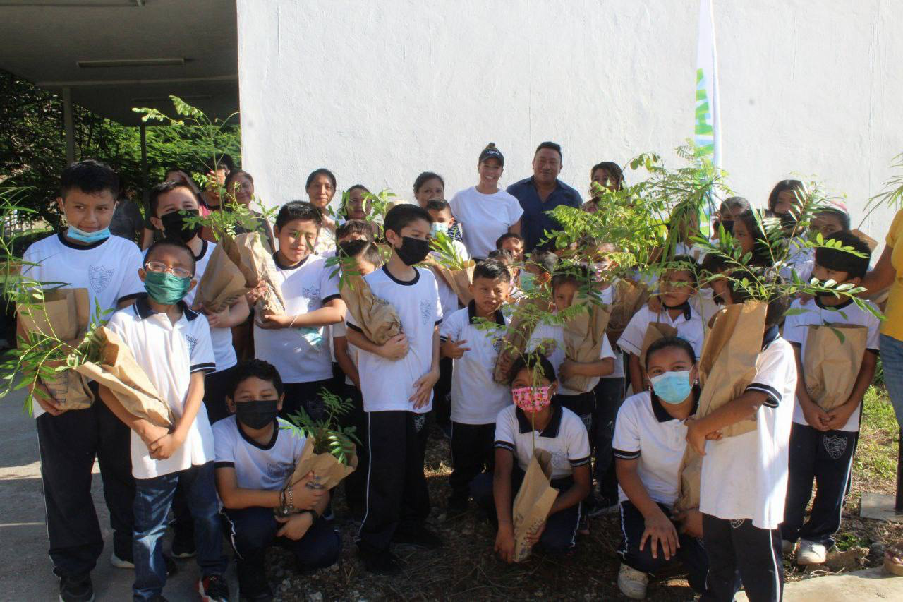 A través de “Un niño, un árbol”, infantes contribuyen a la reforestación de Yucatán