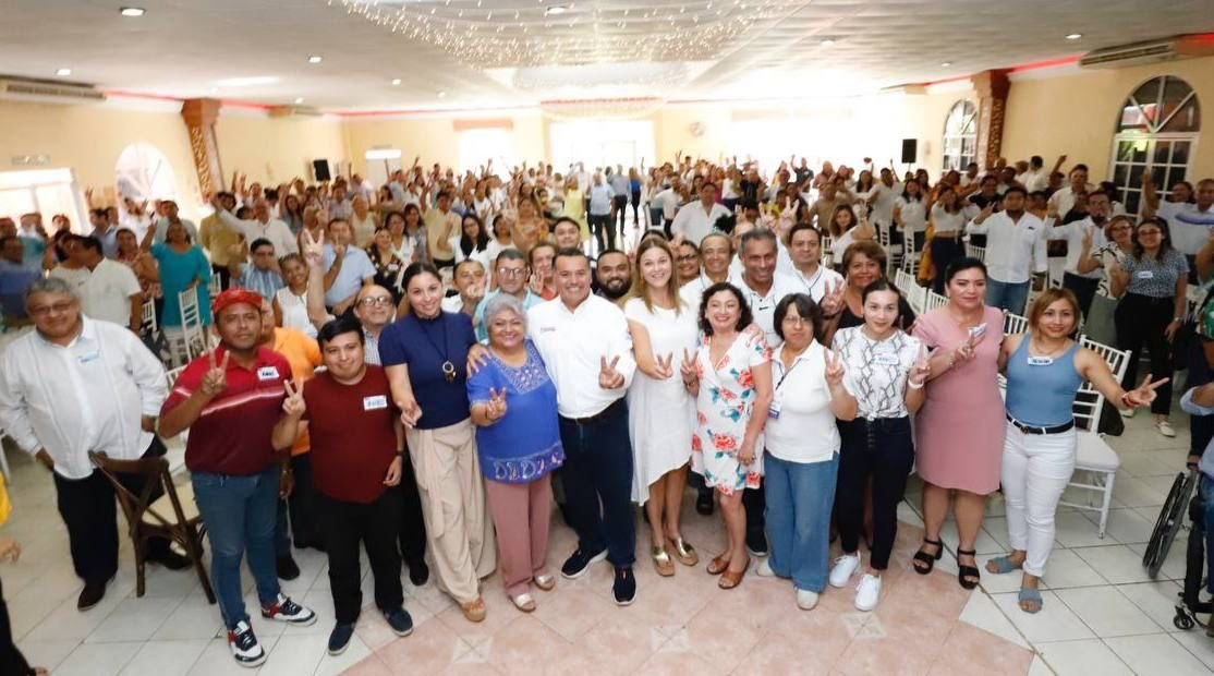 Renán Barrera se reúne con más de 250 docentes en el foro “Te Escuchamos Yucatán”