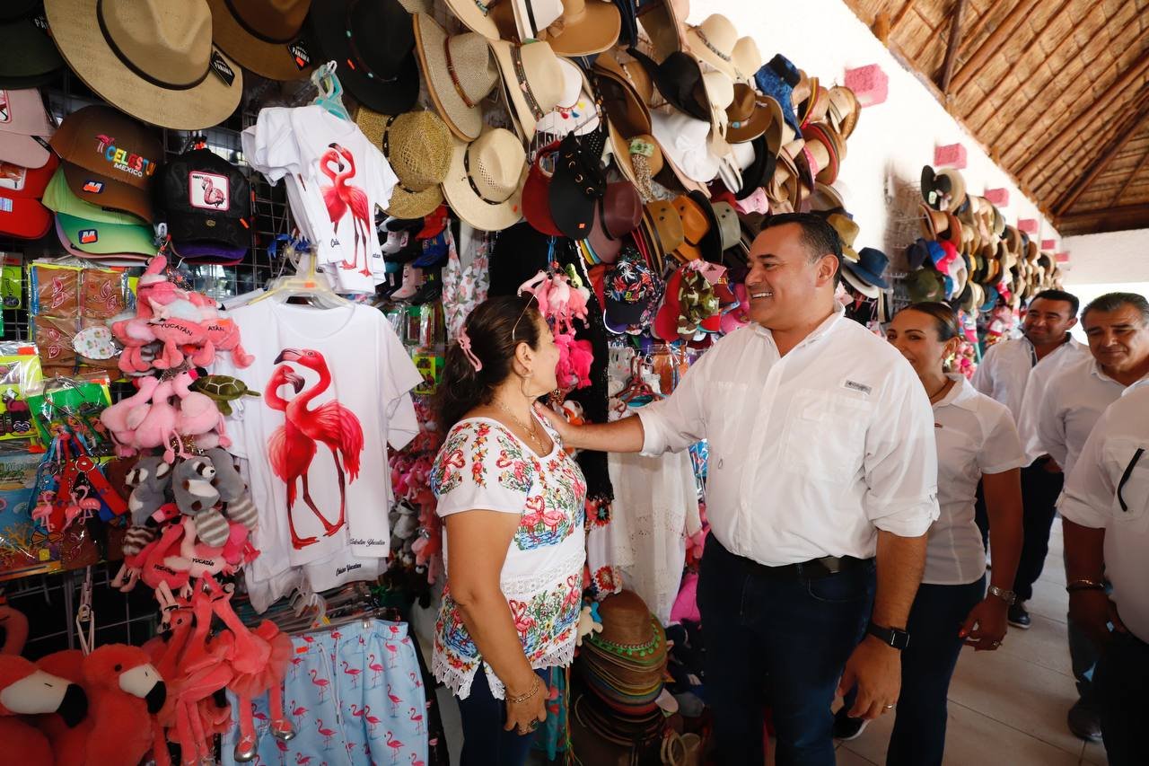 Renán Barrera apoyará con todo a las artesanas y productoras de Yucatán