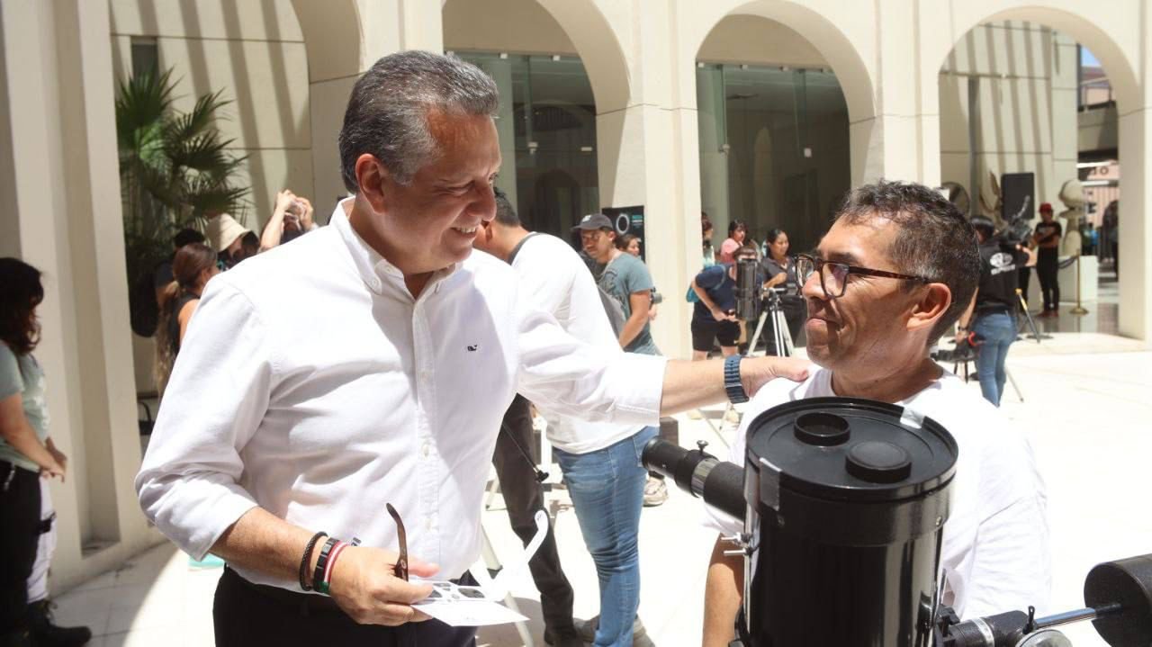 El Centro Cultural «Olimpo» abrió sus puertas para observar el eclipse 