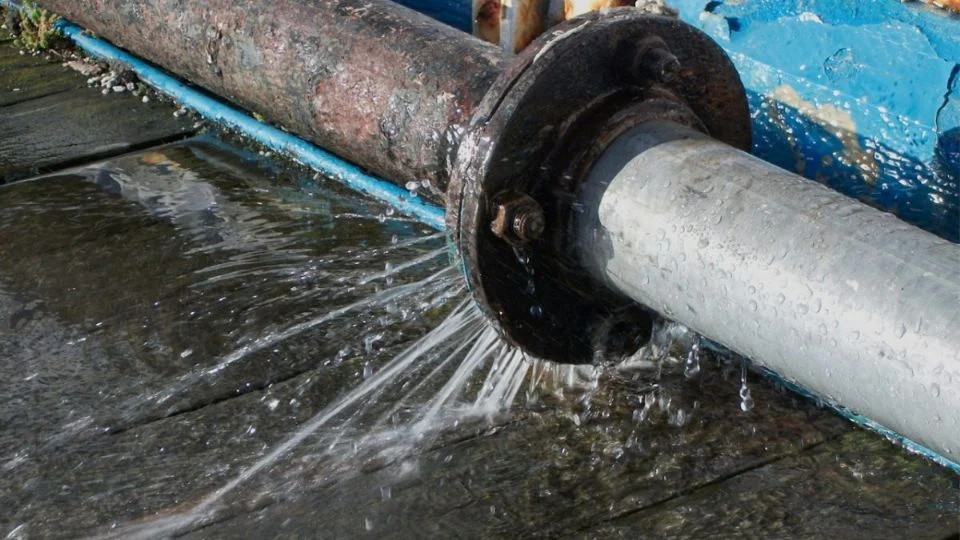 ¿Se «fuga» presupuesto de la Brigada de detección de fugas? Pérdida de agua, igual a 2018 en CDMX