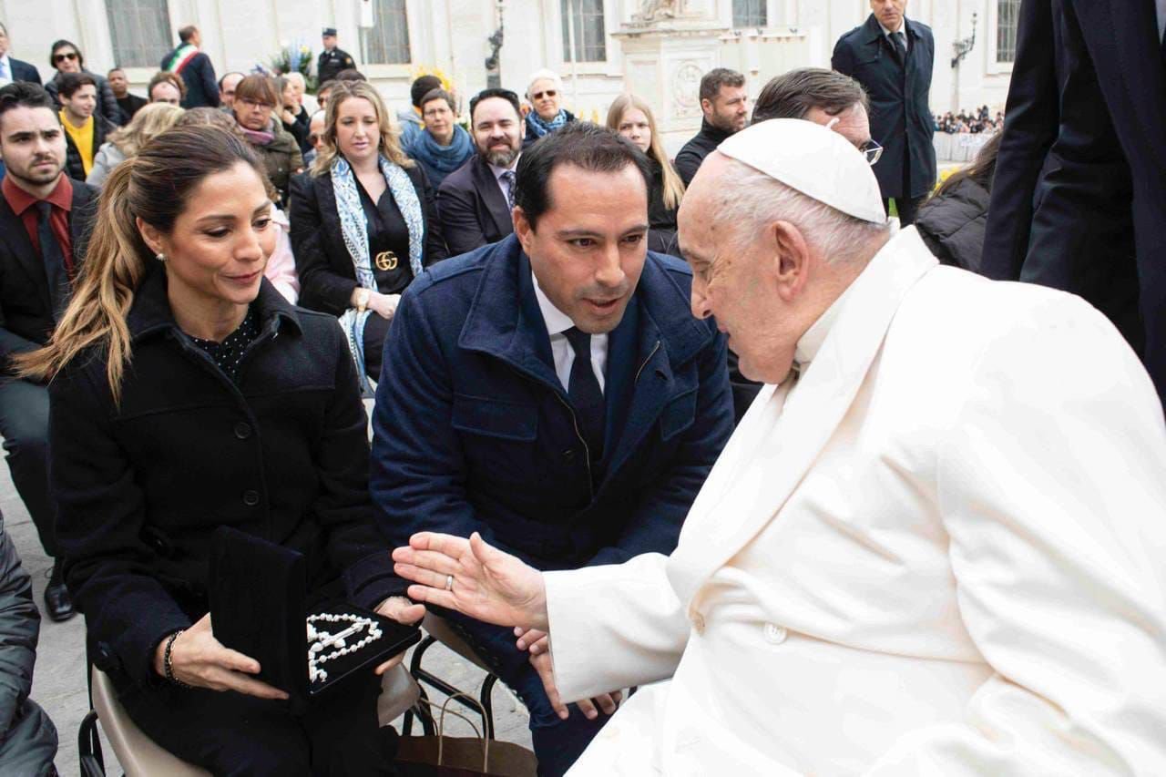 El Gobernador Mauricio Vila acude a un encuentro con el Papa Francisco