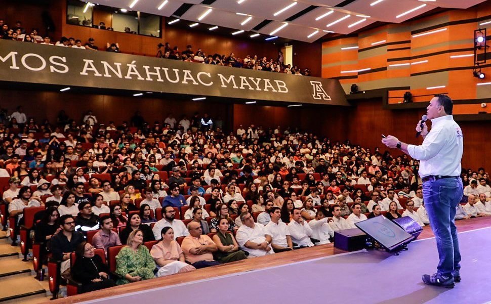 Renán Barrera dialoga y comparte su plan de gobierno con universitarios