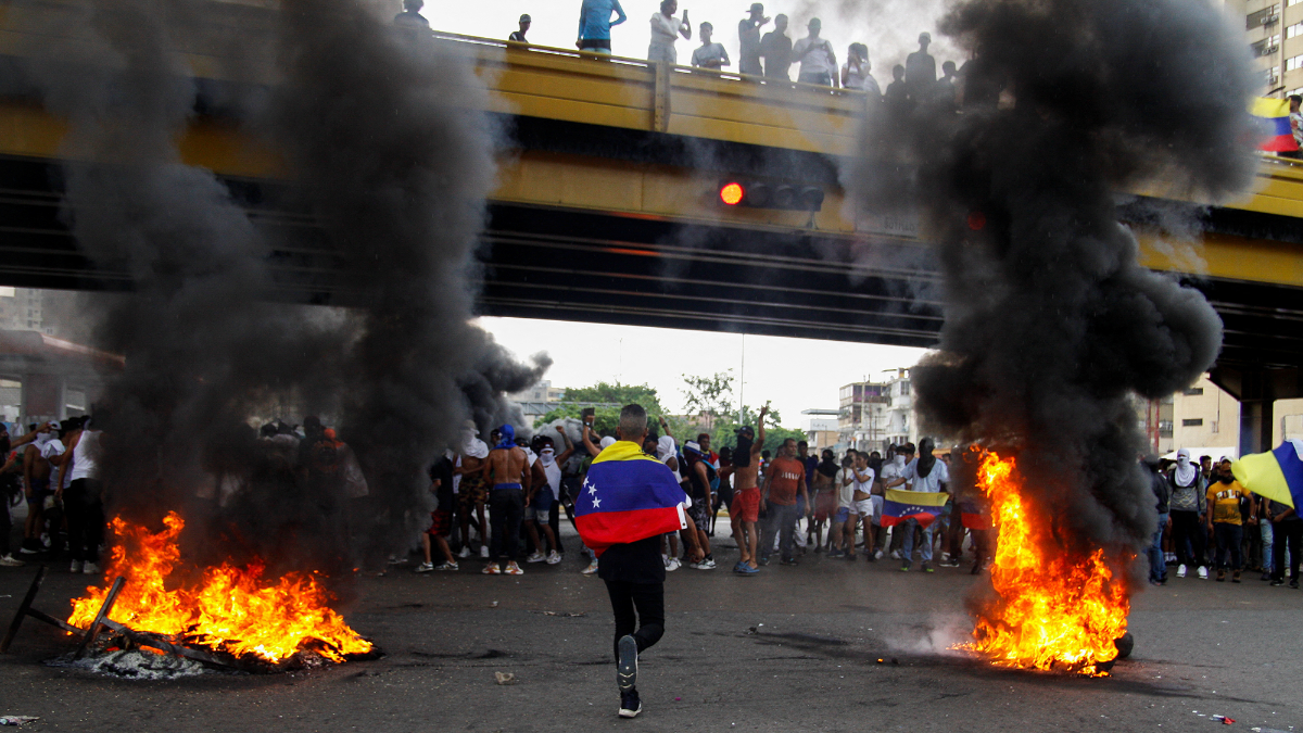 Aumentan a tres los muertos en protestas en Venezuela; Maduro acusa injerencia de EU