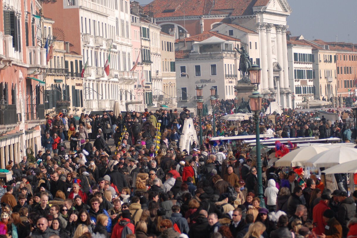 Venecia sube el listón en su batalla contra el turismo de masas: si vas en grupos de 26 personas, estás en problemas