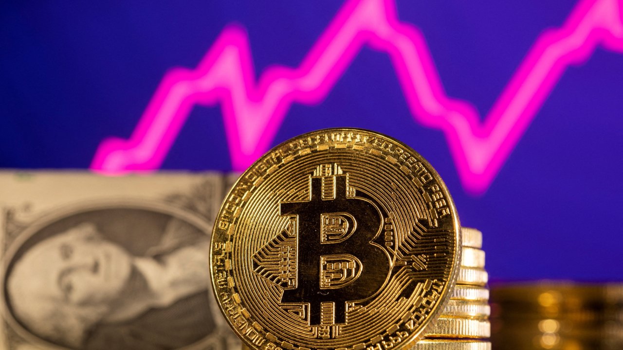 Bitcoin recupera los 65,000 dólares, pero se encamina a su peor semana desde 2022
