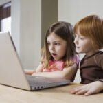 ninos-buscando-en-internet