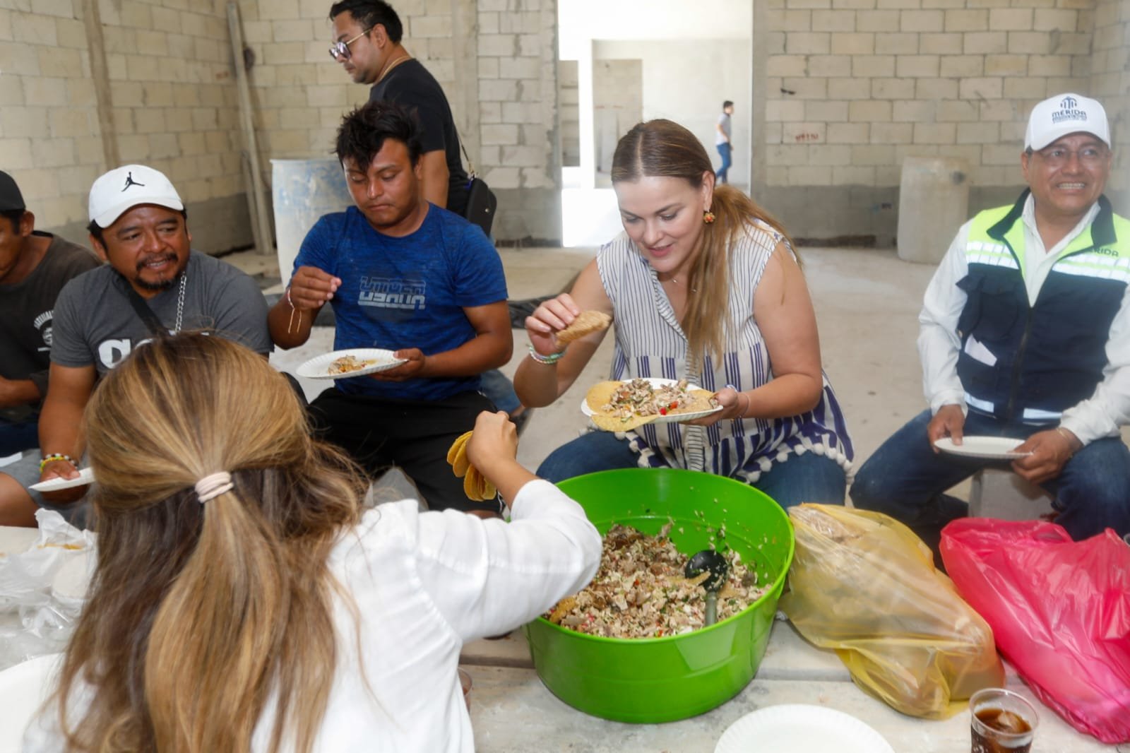 Reconoce Cecilia Patrón a alarifes en su día por una Mérida próspera y justa.