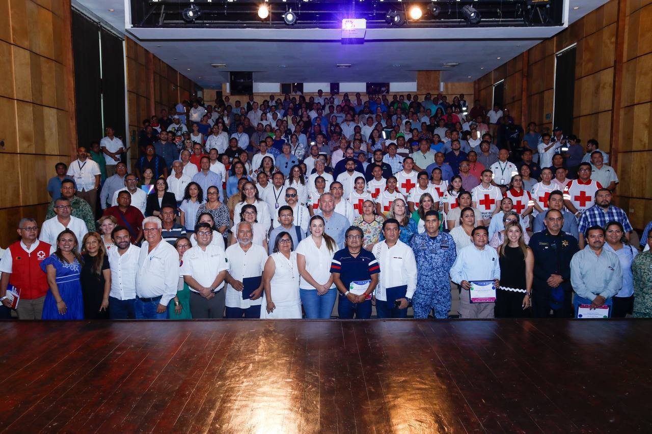 Cecilia Patrón reconoce a participantes del Congreso de prevención de Huracanes