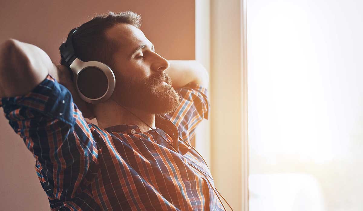 Escuchar música alegre reduce el mareo en viajes hasta un 14%, según estudio científico