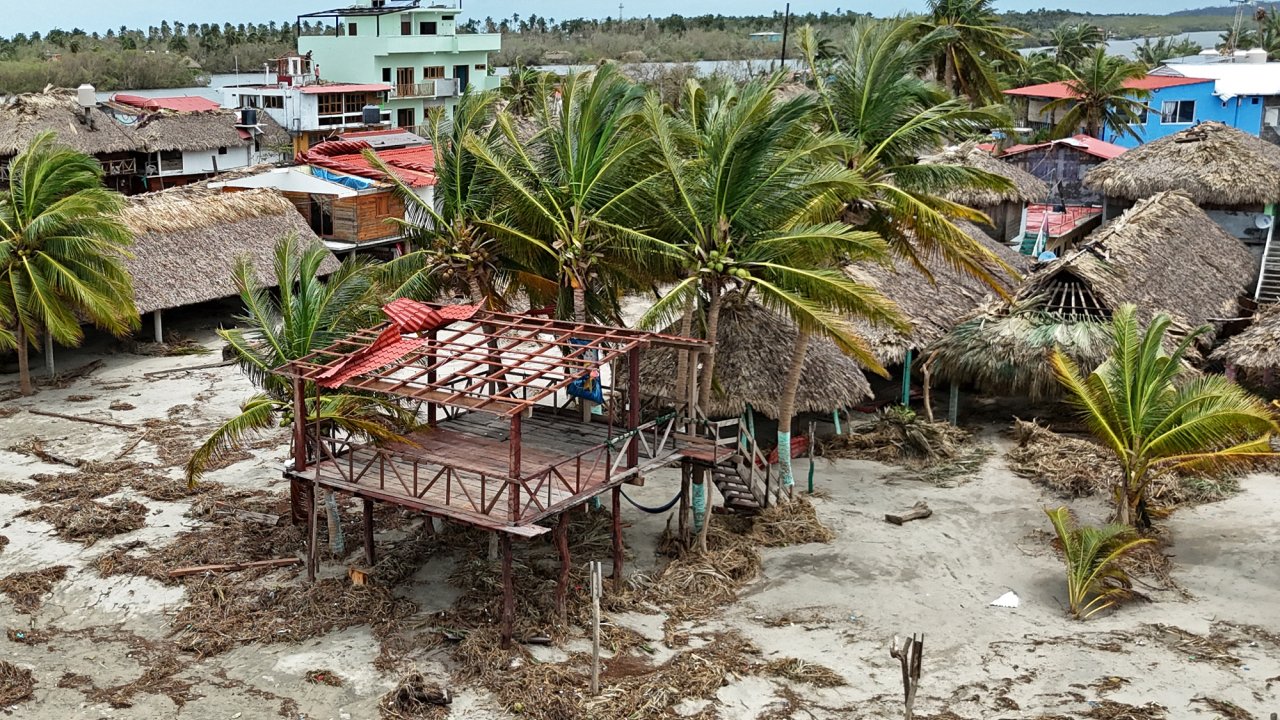 Huracán Erick deja dos muertos y graves daños en el sur de México
