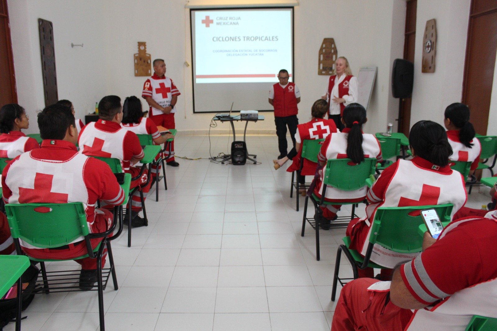 Personal de Cruz Roja preparada para la temporada de huracanes.