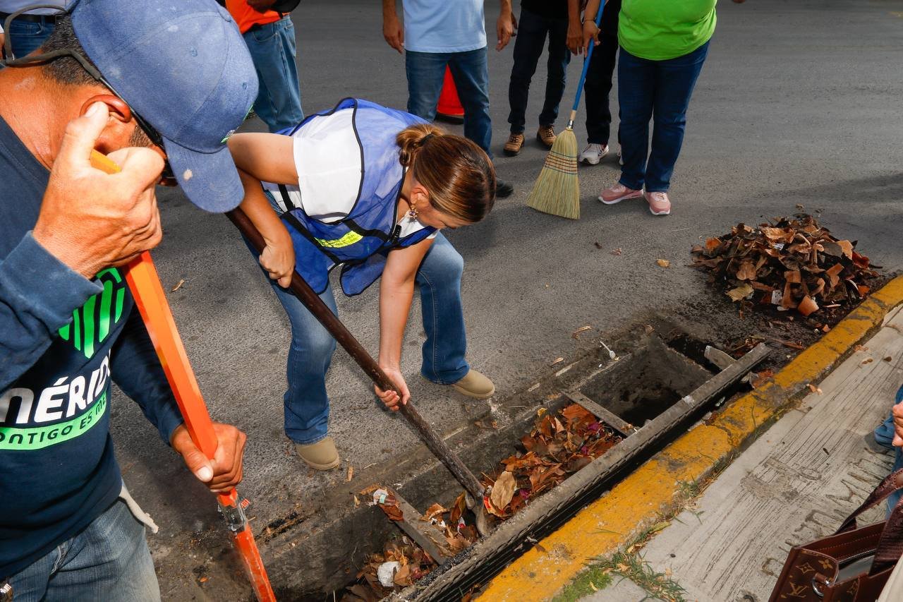 Intensifica Cecilia Patrón trabajos de limpieza de rejillas en toda la ciudad
