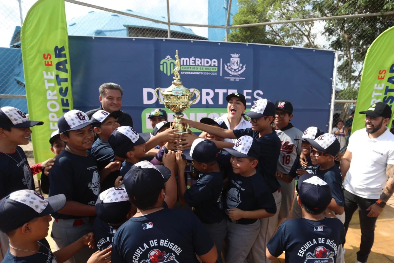 Reconoce Cecilia Patrón a familias de la Liga Meridana de Béisbol