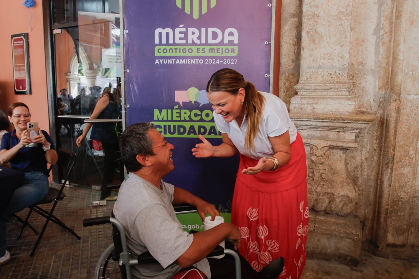 Atiende Cecilia Patrón las necesidades de meridanos en el Miércoles Ciudadano.