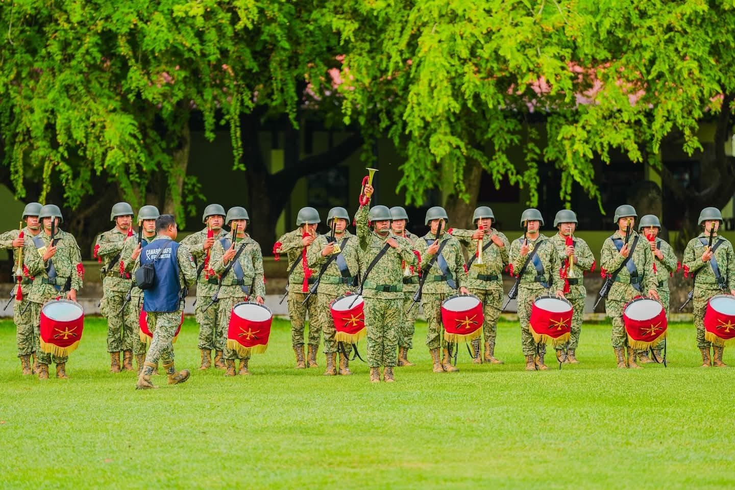 Cecilia Patrón asiste al inicio del adiestramiento del Servicio Militar en Mérida.