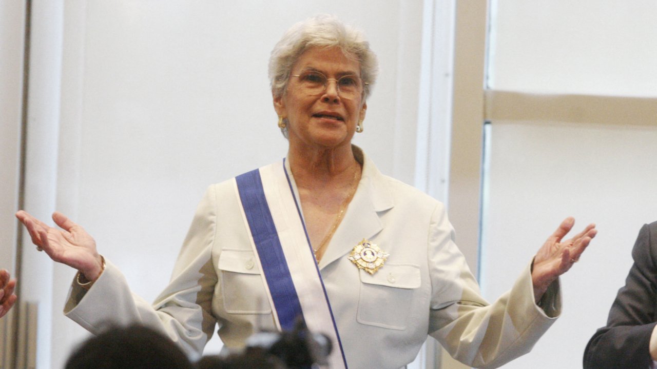 Muere Violeta Barrios, la primera mujer presidenta en América