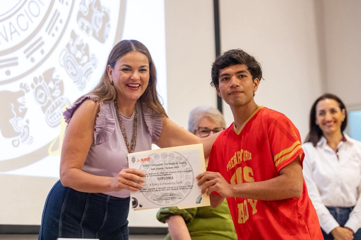 Cecilia Patrón presente en la Premiación de la Fase Estatal Olimpiada de Física