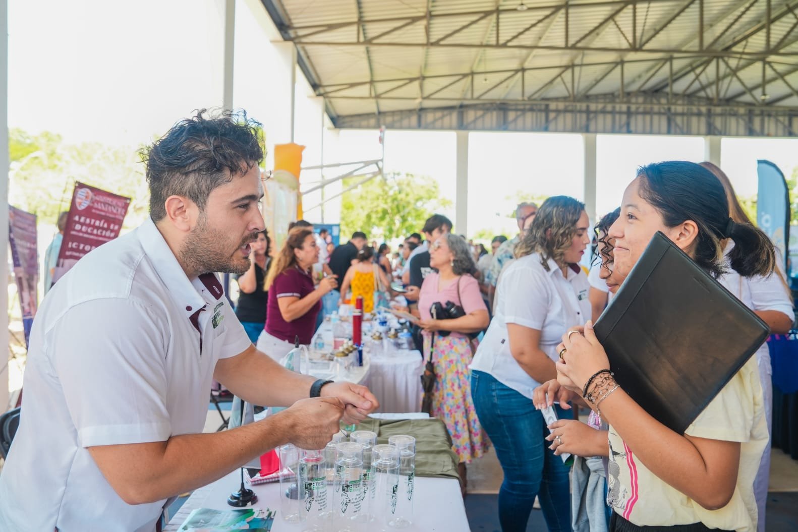 Impulsa Cecilia Patrón la educación con descuentos y becas para estudiantes