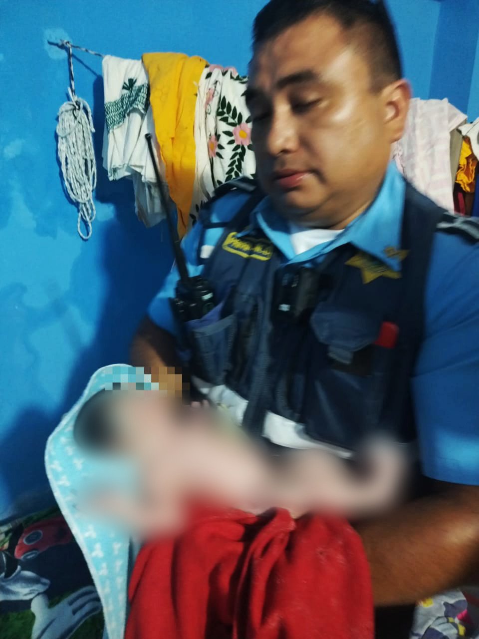 Paramédico municipal atiende parto en el centro de Mérida.