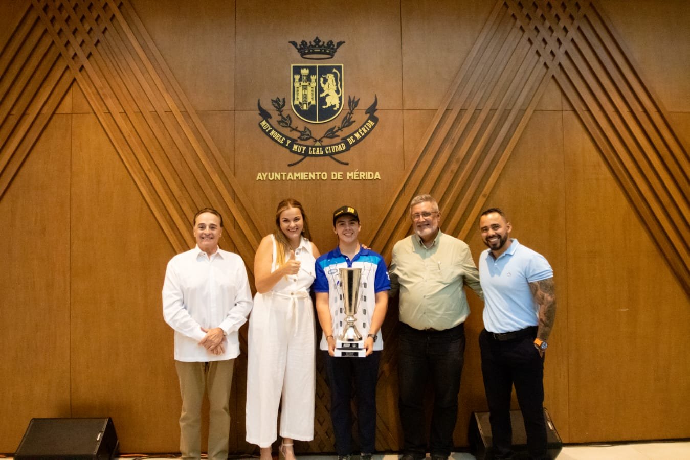 Comparte con Cecilia Patrón su más reciente triunfo el piloto Carlos Novelo.