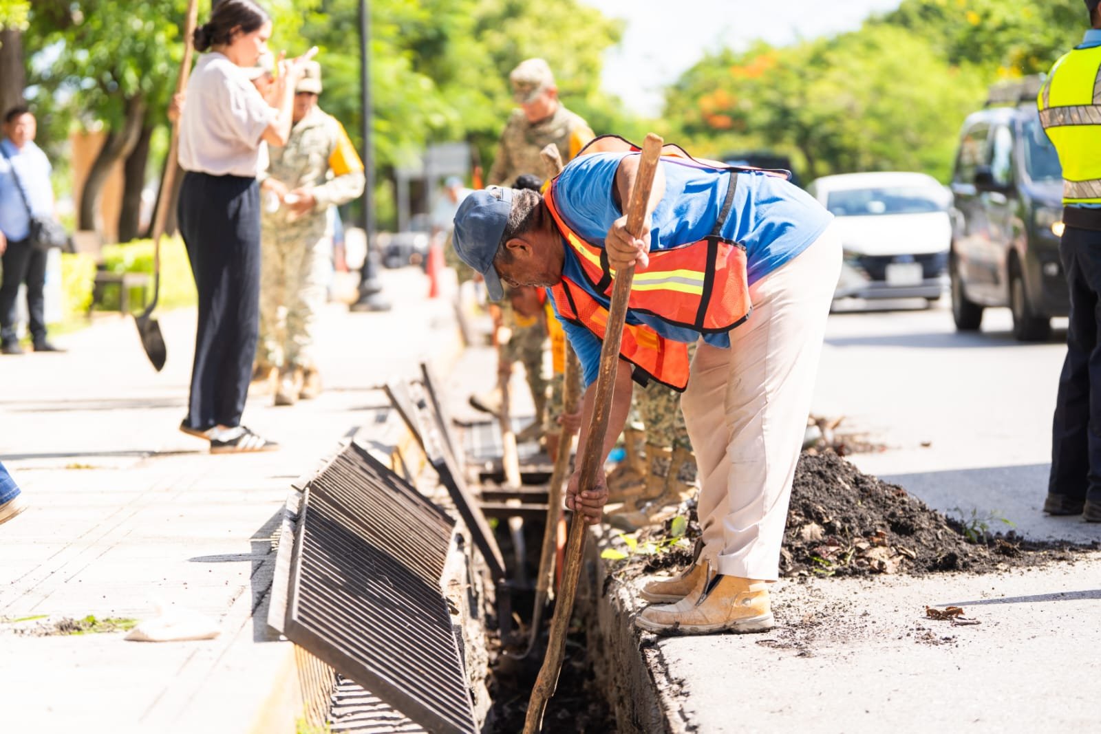 Ayuntamiento de Mérida avanza en limpieza de rejillas con apoyo del Ejército Mexicano.