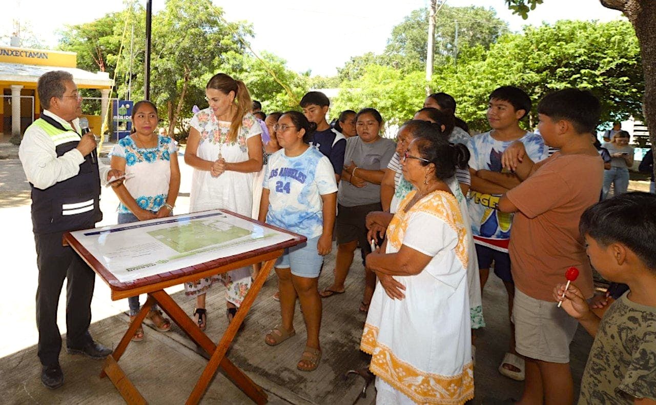 Entrega Cecilia Patrón rehabilitación del campo deportivo de Hunxectamán